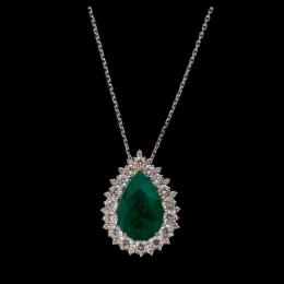 92   -  <p><span class="object_title">Colgante en oro bicolor con esmeralda Colombiana "Muzo Green" talla perilla, 5,87 ct orlada por diamantes talla brillante engastados en garras, 1,50 ct aprox. 7,77 gr. </span></p>