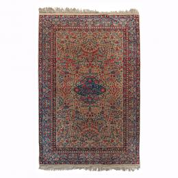 528   -  <p><span class="object_title">Alfombra Kirman en lana anudada a mano de tonalidades azul, verde, roja y beige con decoración floral. Irán, s.XX. </span>.<br></p>