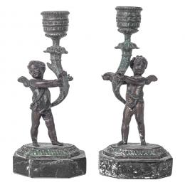 490   -  <p><span class="object_title">Pareja de candeleros con amorcillo sujetando luz en bronce patinado sobre base en mármol, fles. del s.XIX. </span>.<br></p>