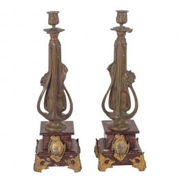 477   -  <p><span class="object_title">Pareja de candeleros modernistas en calamina patinada con decoración floral sobre base en mármol rojo, c.1900.</span>.<br></p>