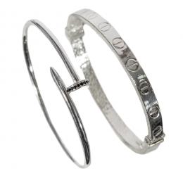 119   -  <p><span class="object_title">Lote de dos pulseras esclava estilo Cartier en plata, una con motivo central de circonitas negras. </span></p>