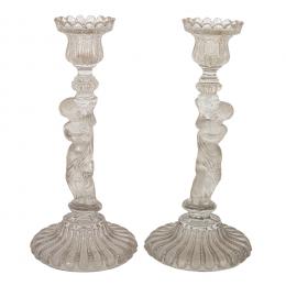 471   -  <p><span class="object_title">Pareja de candeleros en cristal de Baccarat prensado y parcialmente mateado con fuste diseño putti. Francia, primer tercio del s.XX.</span>.<br></p>