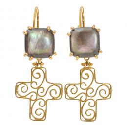 24   -  <p><span class="object_title">Pendientes largos en oro con labradorita talla cojín rematada por cruz de filigrana. 7,8 gr. </span></p>