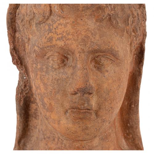 Cabeza femenina. Escultura en terracota. Magna Grecia, fles