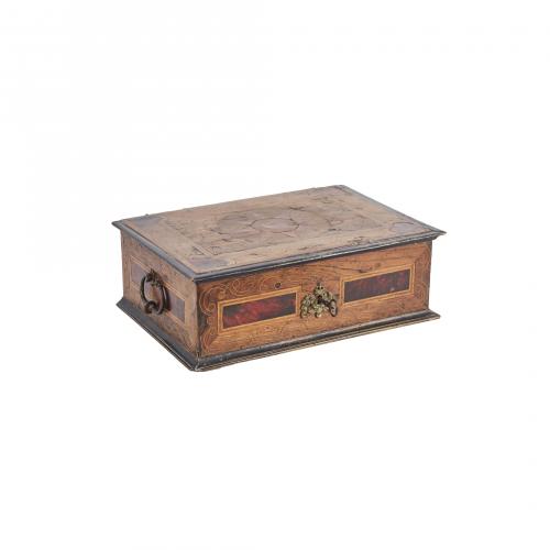 Caja en madera de palisandro con marquetería en carey y boj